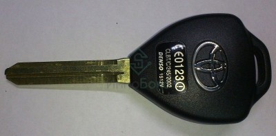 ключ с логотипом тойота